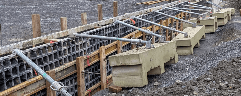 Formwork ballast using notched blocks on site
